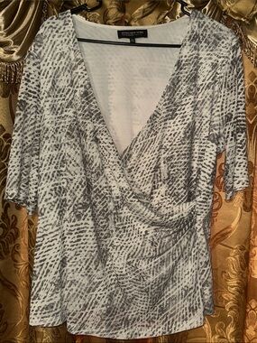 Jones New York Gray & White Printed Wrap-Front Top